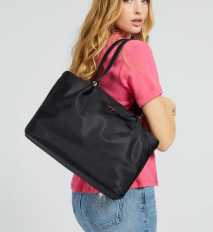 Bolso Guess nylon de hombro en negro - 129.00 € Bolsos y zapatos de mujer,  marcas de moda online, Michael kors, Karl lagerfeld, Guess, Armani,  Premiata y muchas marcas más