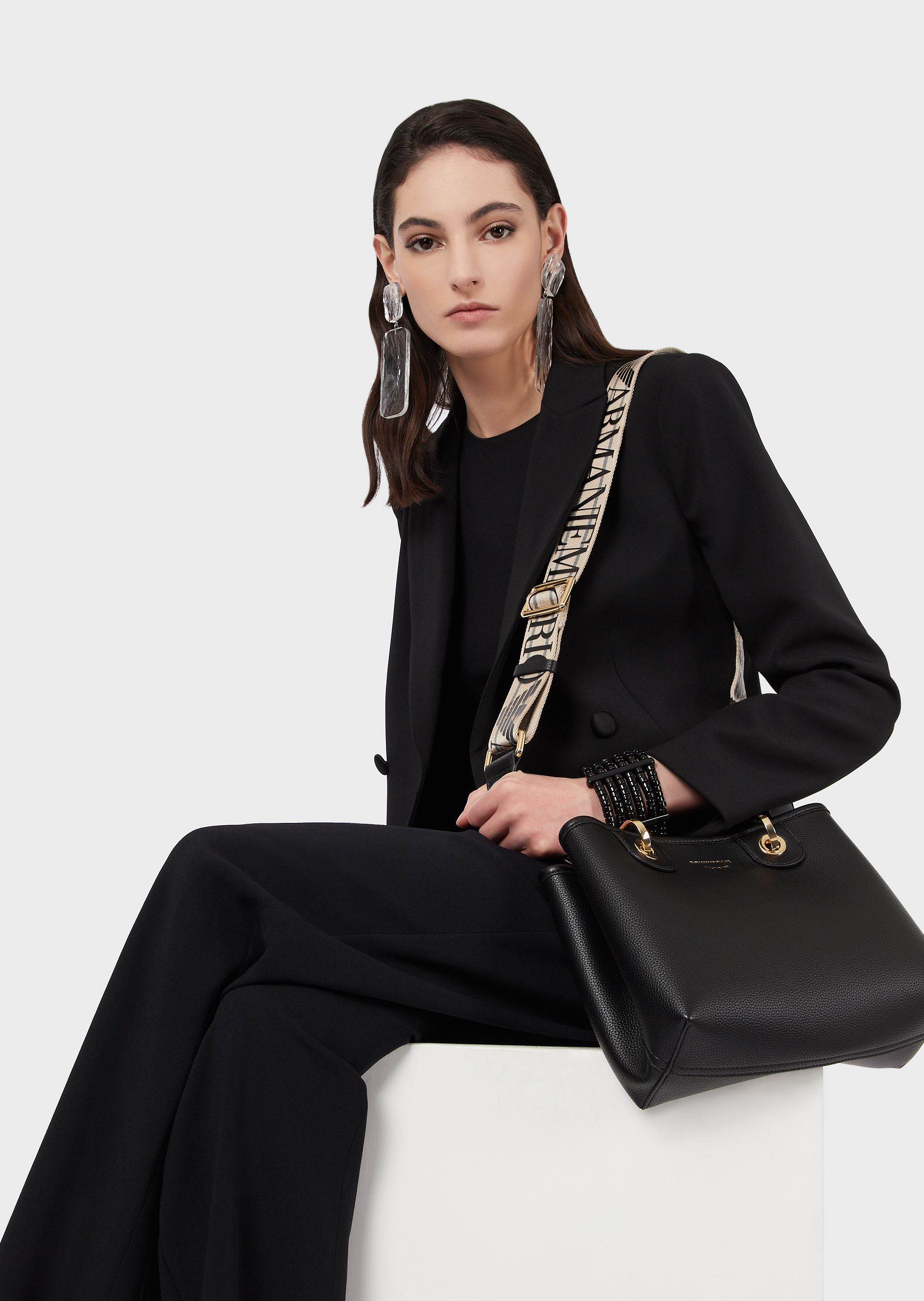 Bolso Emporio Armani Myea pequeño plata negro - 180.00 € Bolsos y zapatos  de mujer, marcas de moda online, Michael kors, Karl lagerfeld, Guess, Armani,  Premiata y muchas marcas más