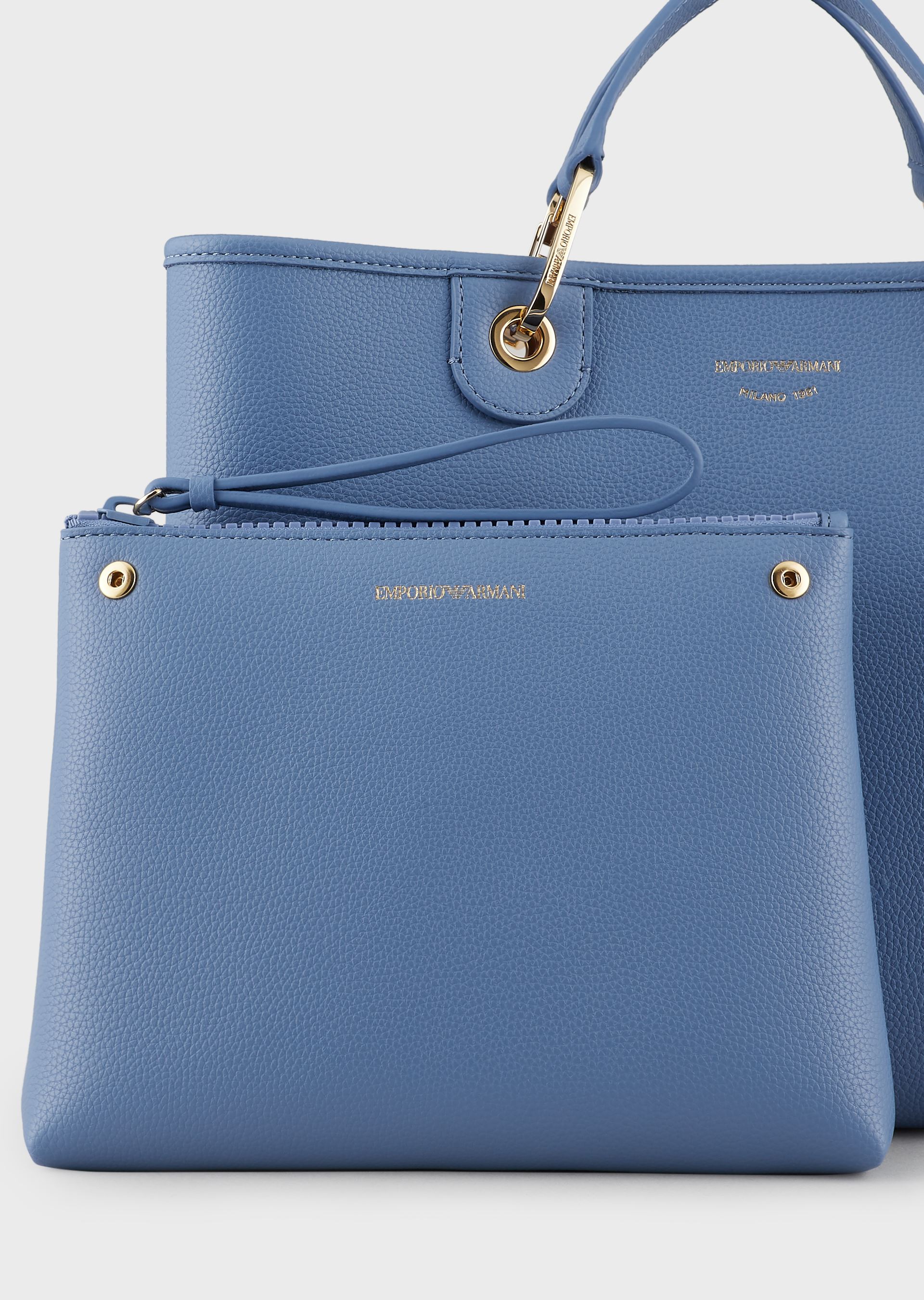 Bolso Emporio Armani Myea grande azulón - 210.00 € Bolsos y zapatos de  mujer, marcas de moda online, Michael kors, Karl lagerfeld, Guess, Armani,  Premiata y muchas marcas más