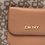 Bolso DKNY tote nailon logo con bolsillo beige