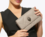 Cartera Kurt Geiger Kensington con cadena taupe