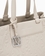 Bolso shopper logotipo en relieve y colgante metálico marfíl