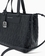 Bolso shopper logotipo en relieve y colgante metálico black